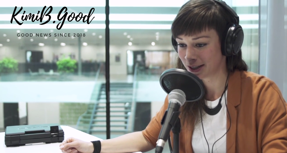 Produzentin Kim bei der Aufnahme eines Podcasts