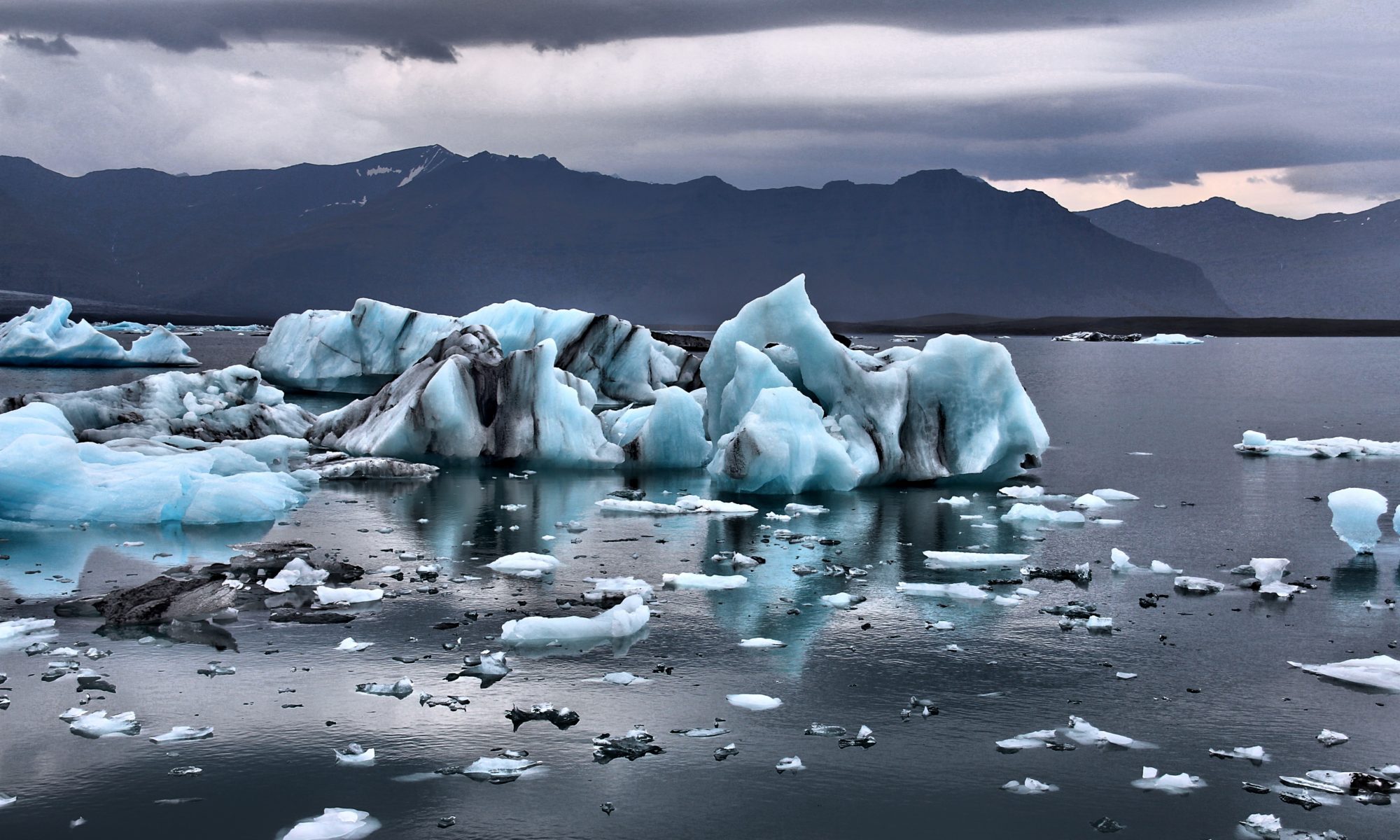schmelzende Eisberge im Wasser