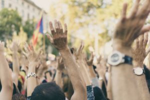 Für etwsa einstehen und handeln